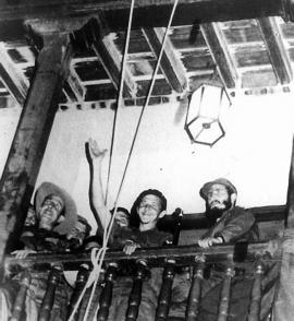 Raúl y Fidel saludan al pueblo desde el balcón del Ayuntamiento de Santiago de Cuba, el 1 de enero de 1959 Raúl y Fidel saludan al pueblo desde el balcón del Ayuntamiento de Santiago de Cuba, el 1 de enero de 1959
