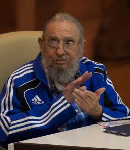 Fidel Castro aplaude en la clausura del VII Congreso del PCC