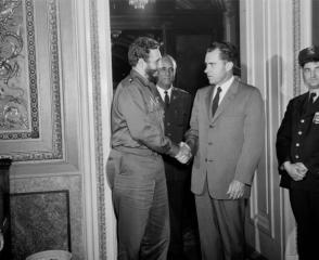 Fidel Castro estrechando la mano del vicepresidente estadounidense, Richard Nixon, después de la entrevista sostenida entre ellos en el Capitolio de Washington, 19 de abril de 1959. Foto: Revolución/Sitio Fidel Soldado de las Ideas.