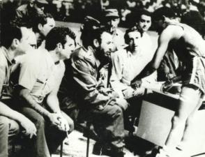 Fidel Castro y Orlando Martínez, primer campeón olímpico después del triunfo de la Revolución. Foto: Archivo