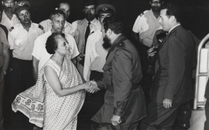 Fidel Castro en su viaje hacia Vietnam, realiza escala en Nueva Delhi, India, donde es recibido por la primera ministra Indira Gandhi, el 11 de septiembre de 1973. Foto: Sitio Fidel Soldado de las Ideas