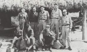 Fidel con los miembros de la Dirección Nacional del Movimiento 26 de Julio, entre ellos Haydee Santamaría, René Ramos Latour, Marcelo Fernández, Faustino Pérez, Celia Sánchez y Vilma Espín, En el Naranjo, en 1958. 