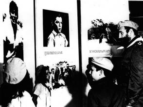 Fidel junto a pioneros destacados en la inauguración del Campamento de Pioneros “José Martí” en Tarará, el 20 de julio de 1975.