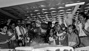Cumpleaños 70 de Fidel Castro en el palacio Central de Pioneros "Ernesto Che Guevara". Foto: Ismael Francisco/ Cubadebate. Cumpleaños 70 de Fidel Castro en el palacio Central de Pioneros "Ernesto Che Guevara". Foto: Ismael Francisco/ Cubadebate.