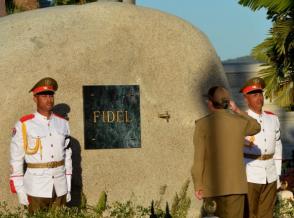 El General de Ejército Raúl Castro rindió honores a Fidel al pie del mausoleo que guarda los restos del Comandante en Jefe, en el Cementerio de Santa Ifigenia. Foto: Marcelino Vázquez Hernández/ ACN El General de Ejército Raúl Castro rindió honores a Fidel al pie del mausoleo que guarda los restos del Comandante en Jefe, en el Cementerio de Santa Ifigenia. Foto: Marcelino Vázquez Hernández/ ACN