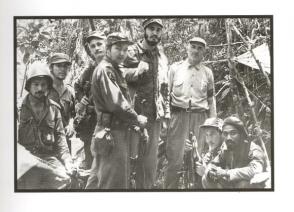 En la Sierra Maestra con un grupo de combatientes rebeldes, entre ellos, Raúl Castro, Juan Almeida, Ernesto Che Guevara, Guillermo García, Crescencio Pérez, y Universo Sánchez, 1957.