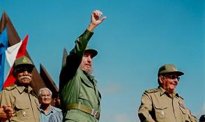 Fidel Castro durante el acto por el 45 aniversario del desembarco de los expedicionarios del Granma y el nacimiento de las Fuerzas Armadas Revolucionarias (FAR), Santiago de Cuba, 2 de diciembre de 2001. Foto: Fidel Soldado de las Ideas. Fidel Castro durante el acto por el 45 aniversario del desembarco de los expedicionarios del Granma y el nacimiento de las Fuerzas Armadas Revolucionarias (FAR), Santiago de Cuba, 2 de diciembre de 2001. Foto: Fidel Soldado de las Ideas.
