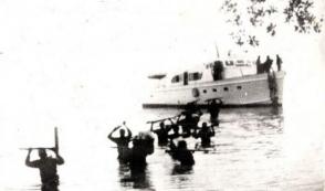 Expedicionarios del yate Granma desembarcan por Los Cayuelos, a dos kilómetros de la playa Las Coloradas, el 2 de diceimbre de 1956. Fuente: Periódico Granma.