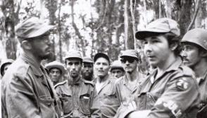 En la Sierra Maestra junto a un grupo de combatientes donde se encuentra su hermano Raúl Castro, 1958. 