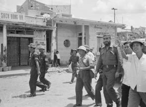 En Vietnam del Sur, Fidel recorre las calles de la sureña localidad liberada de Vinh Linh En Vietnam del Sur, Fidel recorre las calles de la sureña localidad liberada de Vinh Linh