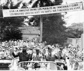 Recibimiento popular durante visita de Julius Nyerere a Cuba en 1974. Foto: Archivo de Granma 