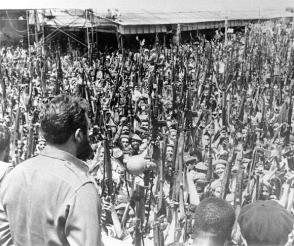 Fidel junto al pueblo en la despedida de duelo de las víctimas del bombardeo a los aeropuertos de San Antonio de los Baños, Ciudad Libertad y Santiago de Cuba perpetrados por aviones norteamericanos, el 16 de abril de 1961