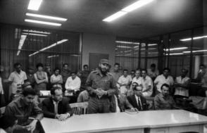 Fidel Castro y los integrantes del secretariado del Comité Central del Partido Comunista de Cuba, visitan la redacción del Periódico Hoy, donde se editaba en esos momentos el primer ejemplar del periódico Granma Foto: Bernal Mora