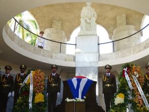 En homenaje encabezado por las ofrendas florales de Raúl y Díaz-Canel las FAR rindieron tributo a Martí y Fidel Foto: Eduardo Palomares