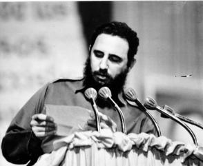 En el teatro Chaplin, actual Karl Marx Fidel da lectura a la carta de despedida de Ernesto Che Guevara.