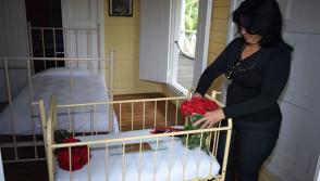 A pocas horas del fallecimiento del lider de la Revolución cubana, una visitante deposita flores en su cuna natal, en Birán, Foto: Heidi Calderón Sánchez.