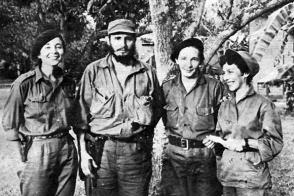 Celia Sánchez junto a Raúl, Fidel y Vilma.