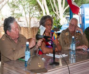 Los generales de división Ramón Pardo Guerra y Enrique Lussón presentaron el libro Guile, combatiente del Ejército Rebelde. Foto: Roberto Suárez