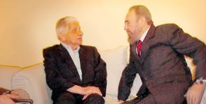 Como dos amigos que se reencuentran: así conversaron Fidel y Augusto Roa Bastos, en la intimidad del apartamento del escritor en Asunción, Paraguay. Foto: Juvenal Balán