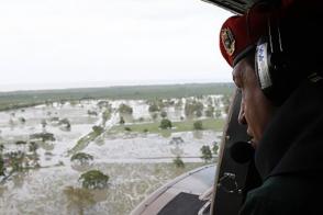 Chávez recorre zonas afectadas por inundaciones.