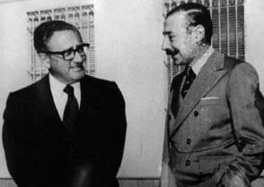 Former U.S. Secretary of State Henry Kissinger and Argentinean dictator Jorge Rafael Videla, responsible for the deaths of thousands. Photo: El Diario.es