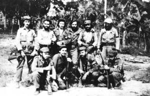 Principales jefes de la Columna 6 Frank País. De izquierda a derecha: capitán Efigenio Ameijeiras Delgado, capitán Félix Pena Díaz, comandante Raúl Castro Ruz, teniente Manuel Piñeiro Losada, capitán Ciro Frías Cabrera y capitán Ernesto Casilla Palenzuela. En primer plano, teniente Arturo Lince González, teniente Armando Torres Mesones, capitán Demetrio Monsetny Vaca, «Villa», y capitán Reinerio Jiménez Lage.Autor: Juventud Rebelde