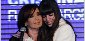 La actual vicepresidenta de Argentina, Cristina Fernández, junto a su hija Florencia. Foto: Archivo.