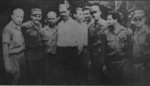 El Comandante Raúl Castro Ruz y el jefe del regimiento soviético de infantería motorizada de Holguín, coronel Dimitri Yasov (con camisa blanca), con otros oficiales soviéticos y, a la izquierda de Yasov, Belarmino Castilla, Joel Chaveco y Faustino Pérez. Foto: Bastión