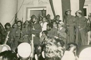 Fidel se dirigió a la multitud que lo esperó frente al Ayuntamiento de la ciudad de Cienfuegos, en la madrugada del 7 de enero de 1959.
