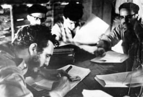 En la Sierra Maestra Fidel firma la primera la Ley de Reforma Agraria. Foto: Archivo 