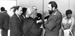 Fidel con Nicolás Guillén, Alfredo Guevara e Alejo Carpentier, nel II Congresso della Uneac. Foto: Mario Ferrer