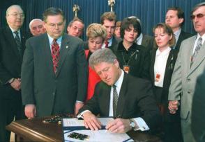Il presidente Bill Clinton ha firmato la Legge Helms-Burton nella Casa Bianca, circondato da importanti membri della destra più reazionaria di Miami. Photo: AP