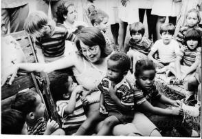 Vilma Espín conversa con i bambini appena riscattati per calmarli dopo i terribili e angosciosi momenti trascorsi nell’asilo incendiato. Foto: Archivio di Granma
