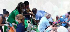 I medici cubani che si trovavano già in Haiti hanno iniziato dal primo momento a prestare aiuto ai danneggiati dal sisma. Photo: Facebook. Eugenio Martínez Photo: Granma
