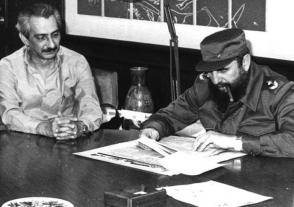 Fidel en la dirección del periódico Granma en 1981, junto a su director de entonces, Jorge Enrique Mendoza. Foto: Mario Ferrer