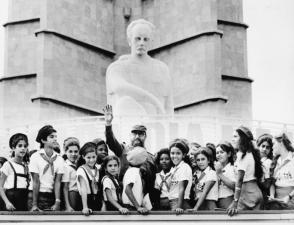Fidel con los pioneros durante un homenaje a José Martí en la Plaza de la Revoluciòn, La Habana