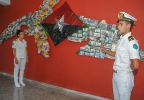 Los guardiamarinas Elianne Martel y Félix Onell, explican que la obra fue presentada por vez primera el 24 de noviembre, un día antes de la noticia del fallecimiento del líder de la Revolución. Foto: Jose M. Correa