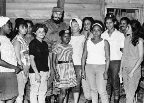 Fidel Castro con muchachas adolescentes en La Mota, en la Sierra Maestra. Foto: ALBERTO KORDA 