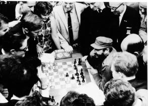 Fidel conversa con el mexicano Filiberto Terrazas y Robert Fischer (ambos a la izquierda), durante la Olimpiada Mundial de Ajedrez, en La Habana, en 1966. Foto: Liborio Noval Fidel conversa con el mexicano Filiberto Terrazas y Robert Fischer (ambos a la izquierda), durante la Olimpiada Mundial de Ajedrez, en La Habana, en 1966. Foto: Liborio Noval