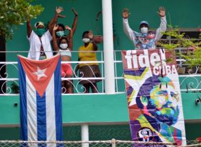De balcón en balcón, de ventana en ventana, de bandera en bandera, le cantamos un poco a Cuba, que es como decir a nosotros mismos. Foto: Ricardo López Hevia