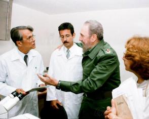 Fidel Castro en el Centro Nacional de Genética Médica, junto al Dr. Juan C. Dupuy Núñez, coordinador fundador del Contingente Médico Internacional para el enfrentamiento a desastres y graves epidemias Henry Reeve. Foto: Archivo de Granma
