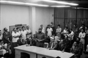 Fidel, junto a integrantes del recién constituido Comité Central del Partido Comunista de Cuba, visita la redacción del periódico Hoy, donde se editaba en esos momentos el primer número del periódico Granma, el 3 de octubre de 1965. En la mesa, de izquierda a derecha, Ramiro Valdés, Isidoro Malmierca, Fidel Castro, Blas Roca, Osvaldo Dorticós y Faure Chomón. Justo detrás de ellos se aprecia a Juan Almeida, Carlos Rafael Rodríguez, Armando Hart y Guillermo García. Foto: Luis González