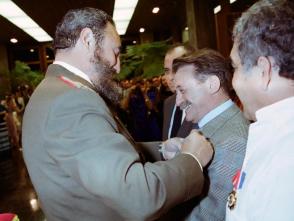 Fidel impone a Benedetti la Orden Félix Varela de Primer Grado, en 1982. Foto: Jorge Oller Fidel impone a Benedetti la Orden Félix Varela de Primer Grado, en 1982. Foto: Jorge Oller