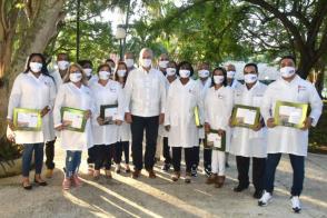 Los trabajadores de la Salud forman un sector muy sacrificado, señaló el Presidente de la República, Miguel Díaz-Canel Bermúdez. Foto: Estudios Revolución