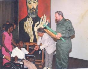 Fidel, junto a Guayasamín, entrega un reconocimiento a Jesús Zamora. Foto: Cortesía del entrevistado