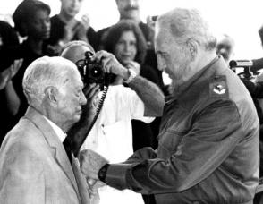 Fidel coloca en el pecho de Cintio la Orden José Martí. Foto: Arnaldo Santos