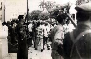 En Cienfuegos el pueblo se lanzó a las calles en apoyo al levantamiento. Foto: Archivo de Granma En Cienfuegos el pueblo se lanzó a las calles en apoyo al levantamiento. Foto: Archivo de Granma