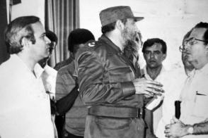Al inaugurar la Facultad de Ciencias Médicas, Fidel se interesó por el desarrollo de investigaciones científicas en ese centro. Foto: Garal Al inaugurar la Facultad de Ciencias Médicas, Fidel se interesó por el desarrollo de investigaciones científicas en ese centro. Foto: Garal