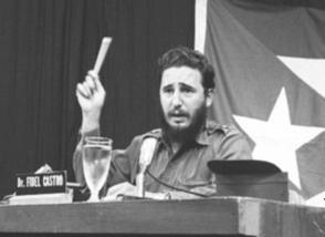 Fidel Castro comparece por CMBF-Televisión Revolución en respuesta al discurso del Presidente de Estados Unidos John F. Kennedy, relacionado con la situación de los misiles soviéticos existentes en territorio cubano, 23 de octubre de 1962. Fidel Castro comparece por CMBF-Televisión Revolución en respuesta al discurso del Presidente de Estados Unidos John F. Kennedy, relacionado con la situación de los misiles soviéticos existentes en territorio cubano, 23 de octubre de 1962.