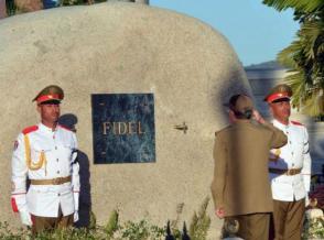 Raúl Castro en el cementerio de Santa Ifigenia